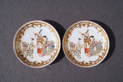 Une paire de tasses et soucoupes en porcelaine de Chine famille rose, Yongzheng
